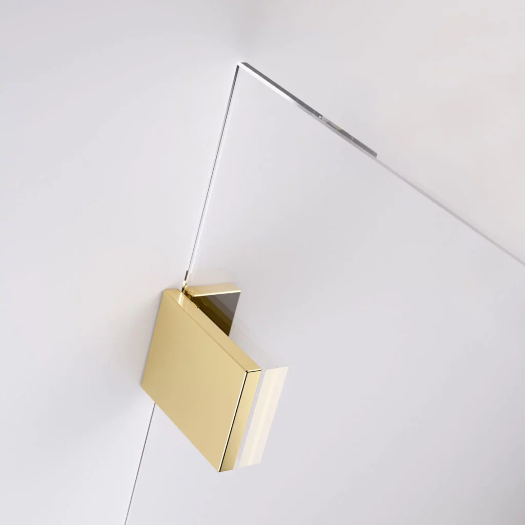 Gold Brushed Walk In Clean Glass διαχωριστικό ντουζιέρας της Bronzart με προφίλ αλουμινίου, διαθέτει βραχίονα στήριξης με διάσταση 60-110 πτυσόμενο. Το κρύσταλλο είναι ασφαλείας (securit) με πάχος 8 χιλιοστά και εργοστασιακή επίστρωση κατά των αλάτων Clean Glass. Διατίθεται σε διαστάσεις απο: 40cm, 50cm, 60cm πλάτος και 180cm, 190cm, 200cm ύψος.